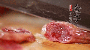 金字香腸蒸或煮至7成熟，切成片備用。