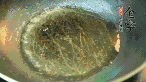 熱油起鍋，依次放入胡蘿卜粒、青椒粒、洋蔥粒煸炒均勻。