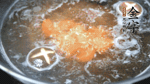 將烏冬面放入調(diào)好味的面湯中一起煮熟。（選擇烏冬面的原因，第一是因?yàn)椴锁B也能很好地做出成品，而不用擔(dān)心會(huì)糊鍋或者黏在一起；第二是因?yàn)榘咨拿鏃l，在夏天看起來更有食欲。）