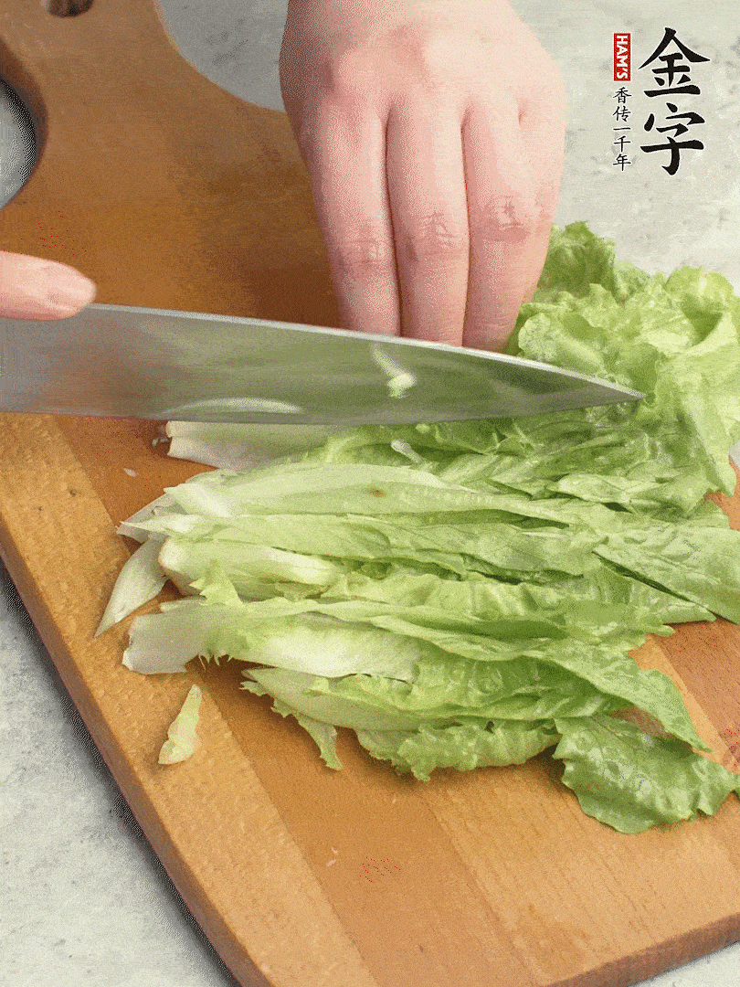 胡蘿卜、生菜、黃瓜切絲。