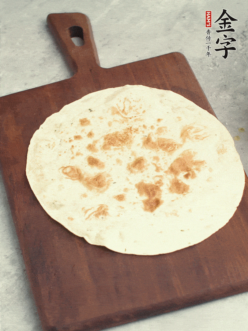 食材依次鋪在卷餅皮上，卷起來。