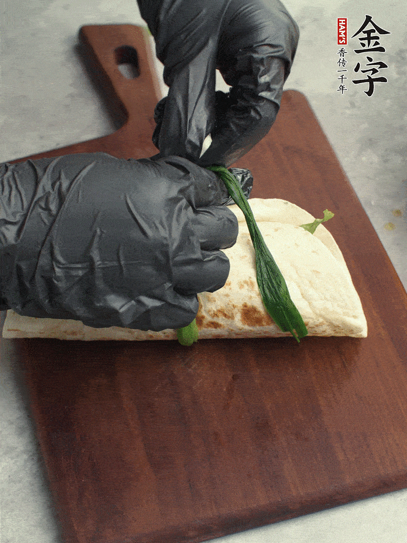 用焯過水的小蔥打結。