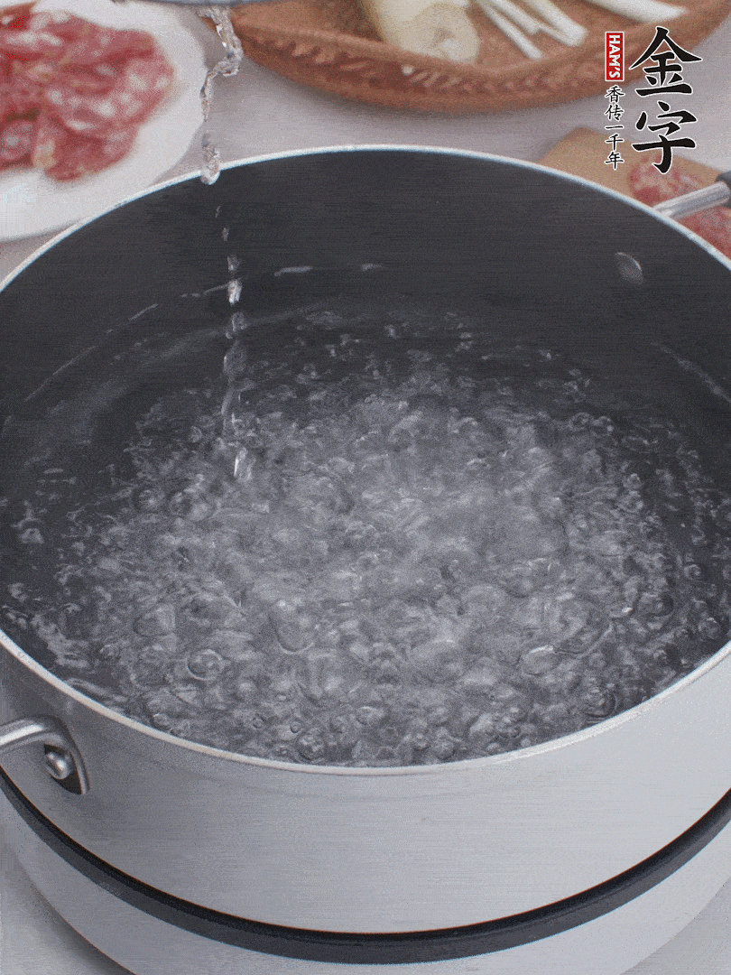 春筍去殼切片，焯水3分鐘。