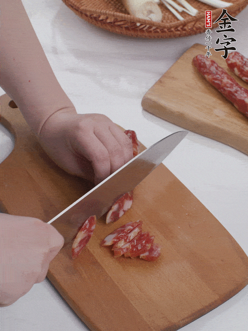 金字香腸切薄片。