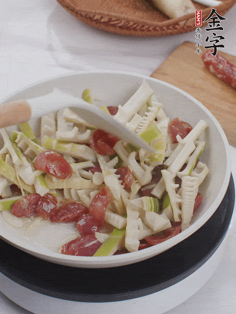 下春筍翻炒均勻，一小撮鹽調(diào)味。