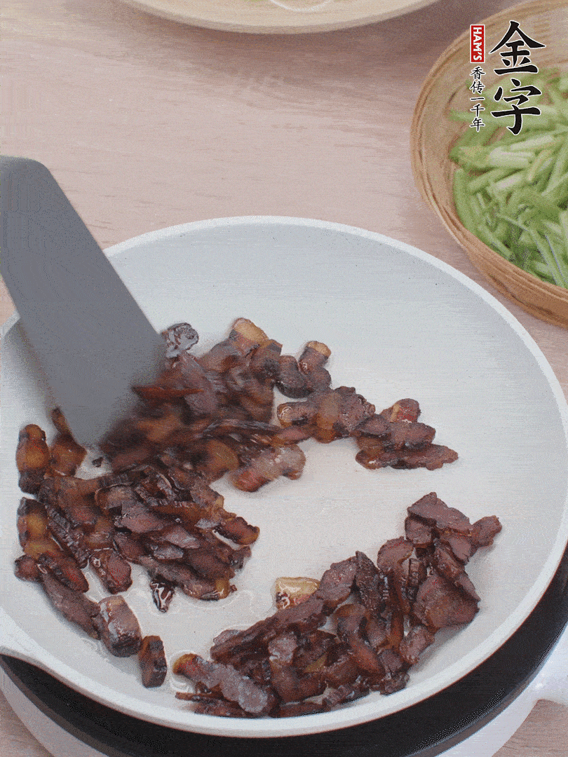 起鍋熱油，煸香醬油肉。