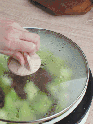 西葫蘆略出水時(shí)，加一小撮鹽調(diào)味。