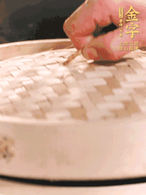 醬鴨半只加姜片、蔥、黃酒上鍋蒸20分鐘。