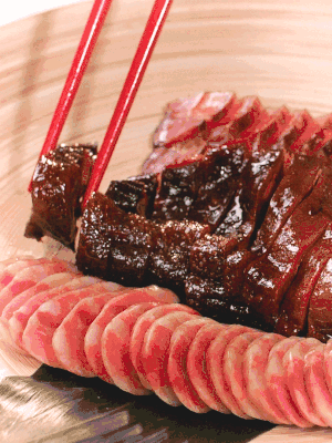 香腸、醬肉適合切片、醬鴨適合切塊。