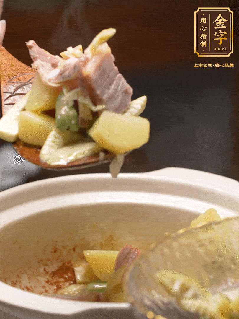 煸出咸肉脂香，再下筍丁、蠶豆。呈出