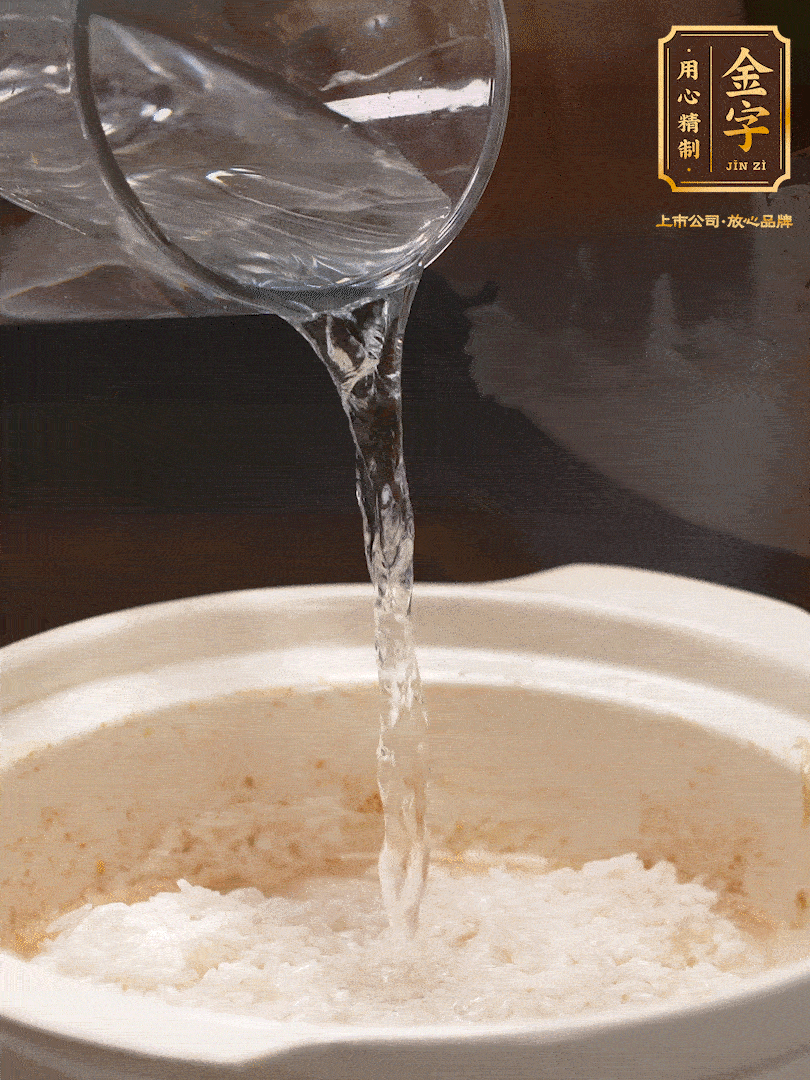 將泡好的米，加水一指，煮至沸騰