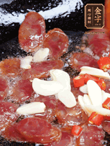 香腸煸香，加大蒜、小米辣增加香味