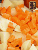 加土豆、胡蘿卜翻炒，隨后加入豆角、1勺鹽、1勺生抽、1勺蠔油、半勺老抽煸炒均勻